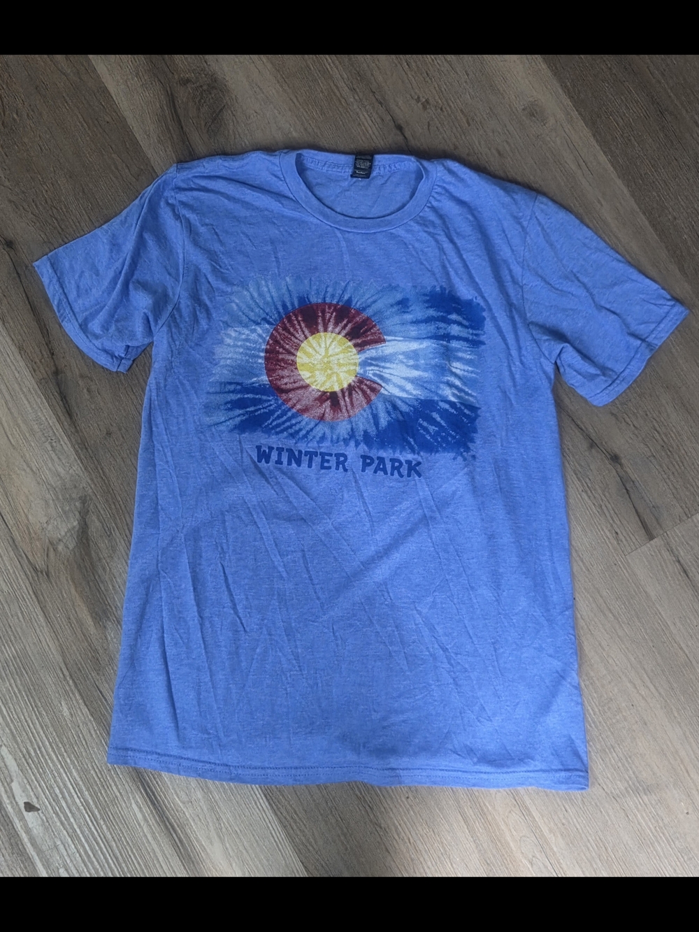 Gildan Blue Winter Park Colorado Graphic Tee with Red & Yellow Emblem Sz M Bin Y